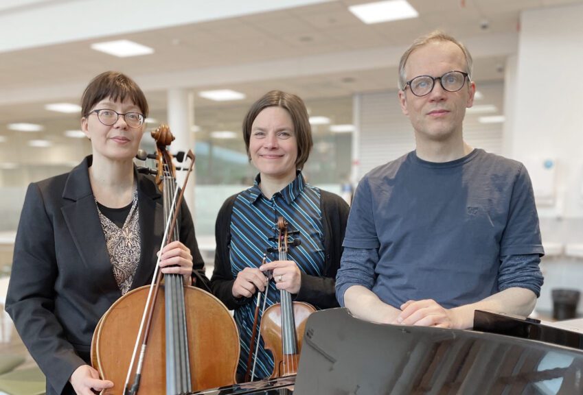Konsertin esiintyjät Suvi Hyttinen pidellen selloa, vieressään Minna Forsberg viulu kädessään ja Vesa Väisänen.